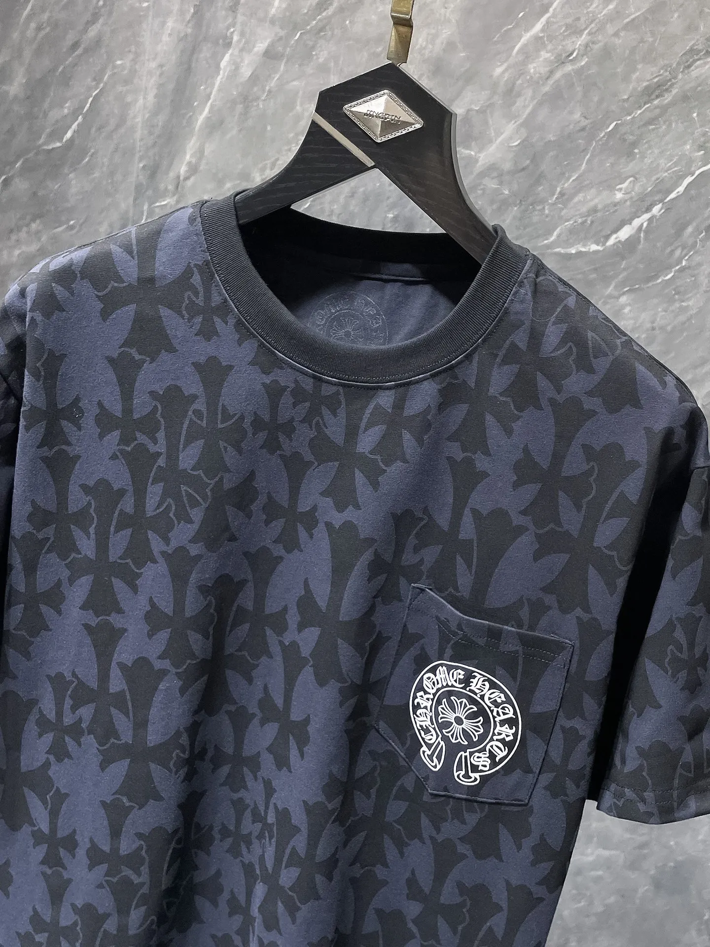 P150 New Chrome Hearts 25ss for summer. High-weight, environmentally friendly and high-quality top-grade fabric. 275g~270g. Customized version with cross-printed short-sleeves. Counter synchronization. Re-engraved version 1:1. Recommended color: customized version black and gray. Size: S, M, L, XL.